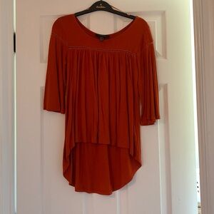 Nice orange shirt in size 0. This shirt is in layers as shown in the pic